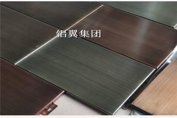 拉絲(si)铝單(dan)板